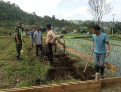 Babinsa Koramil 08/ Silih Nara Bantu Buat Pondasi Rumah Warga Binaan