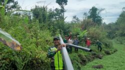 Babinsa Koramil 01/Bandar Bersama Warga Gotong Royong Pasang Saluran Air Bersih