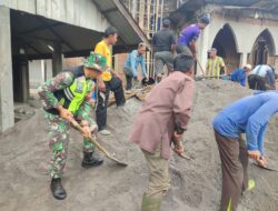 Babinsa Desa Tingkem Benyer Gotong Royong Bersama Warga