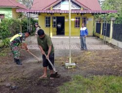 Babinsa Koramil 04/PRG Laksanakan Gotong Royong Di Desa Binaan