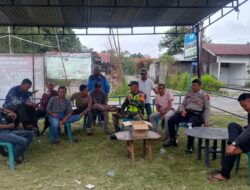 Babinsa Koramil 03/TG Himbau Warga Jaga ketertiban di TPS.