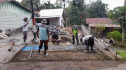 Bangun Semangat Gotong Royong, Babinsa Ulu Naron Kerja Bakti Bersama Warga