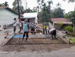 Bangun Semangat Gotong Royong, Babinsa Ulu Naron Kerja Bakti Bersama Warga