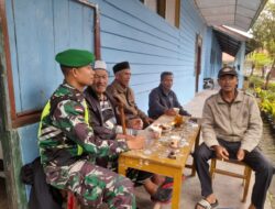 Bersama Warga Serule Kayu, Babinsa Koramil 06/Bukit Melaksanakan Komsos