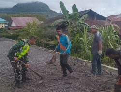 Babinsa Koramil 06/Bukit Bantu Warga Gotong Royong Perbaiki Jalan Desa