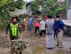 Babinsa 03/TG Dan Warga Bersihkan Lingkungan Kantor Desa