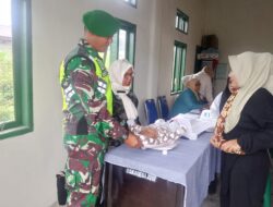 Babinsa Koramil 01/Bandar Dampingi Posyandu di Desa Binaan