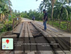 Jembatan penghubung antar kecamatan di Desa Mata ie kecamatan rantau Perlak rusak parah