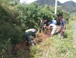 BENTUK KEPEDULIAN TNI TERHADAP KEBUTUHAN MASYARAKAT, BABINSA KORAMIL 02/BEBESEN BERSAMA WARGA GOTONG ROYONG PERBAIKI PIPA SALURAN AIR BERSIH