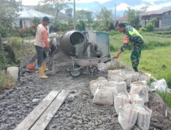 Babinsa Bersama Warga Gotong Royong Bangun Jalan Rabat Beton
