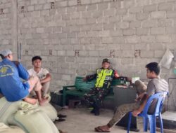 Monitor Wilayah Binaan, Babinsa Lakukan Komsos Bersama Warga
