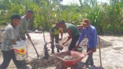 Babinsa Dan Warga Gotong Royong di Desa Binaan