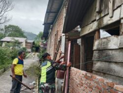 Selalu Ada Bersama Rakyat, Babinsa Bantu Pemasangan Papan Cor Tiang Beton Rumah Warga