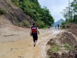 Personel Polres Bener Meriah Dan Warga Bersihkan Badan Jalan Yang Tertutup Bebatuan Longsor