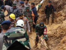 Kodim 0316/Batam Bersihkan Longsor di Tiban Koperasi