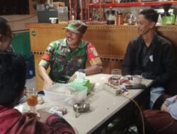 Babinsa Komsos Mengajak Masyarakat Membantu Ciptakan Kamtibmas Yang Kondusif