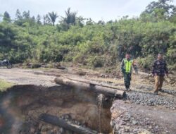 Badan Jalan Amblas, Babinsa Dan Warga Pasang Rambu Peringatan