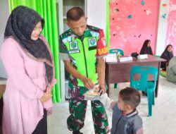 Babinsa 02/Wps Dampingi Nakes Kegiatan Posyandu di Desa Binaan