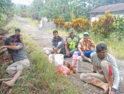 Manfaatkan Waktu Istirahat Kerja Bakti, Babinsa Lakukan Komsos