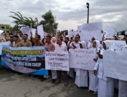 Ribuan Honorer Gelar Aksi Damai di Depan Kantor Bupati Aceh Utara.