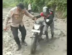 Sigap dan Peduli, Kapolsek Syiah Utama Turun Langsung Bantu Warga yang Terjebak Di Jalan yang Tertimbun Longsor.