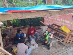 Laksanakan Tugas Sehari-hari, Babinsa Koramil 06/Bukit Komsos Bersama Warga