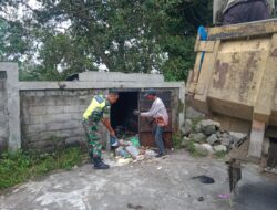 Hindari Bau Tidak Sedap, Babinsa Koramil 02/Wps Dan Warga Bersihkan Bak Penampungan Sampah