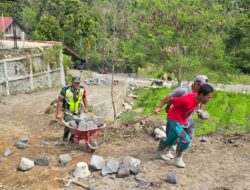 Permudah Akses Jalan, Babinsa Dan Warga Bergotong Royong