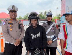 Satlantas Polres Bireuen Bagikan Minyak Gratis Kepada Masyarakat.