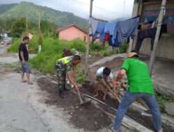 Jaga Kebersihan Lingkungan Babinsa Dan Warga Bergotong Royong