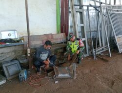 Babinsa Komssos Dengan Tukang Bengkel Las Di Wilayah Binaan