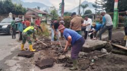 Babinsa Bersama Warga, Kerja Bakti Perbaiki Gorong – Gorong Yang Rusak