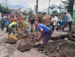 Babinsa Bersama Warga, Kerja Bakti Perbaiki Gorong – Gorong Yang Rusak