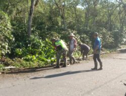 Peduli Lingkungan, Babinsa Bersama Warga Bersihkan Rumput Kanan Kiri Jalan