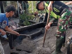 Babinsa Koramil 08/SN Gotong Royong Perbaikan Jalan Kompleks Perumahan Warga