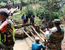 Danramil 05/Permata Pimpin Gotong Royong Bangun Jembatan Darurat