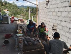 Ringankan Beban Warga Binaan Babinsa Bantu Bangun Rumah Mitra Karib