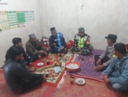 Wujudkan Kemanunggalan TNI Bersama Rakyat, Babinsa Bersama Bhabinkamtibmas Komsos Dengan Tokoh Masyarakat 