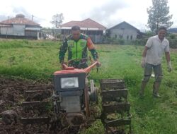 Babinsa Membantu Membajak Sawah, Dalam Upaya Mewujudkan Swasembada Pangan