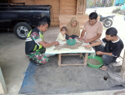Peduli Kepada Masyarakat Babinsa Koramil 08/SN Bantu Masyarakat 