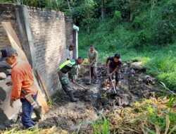 Babinsa Koramil 08/SN Gotong Royong Bersihkan MCK Bersama Masyarakat 