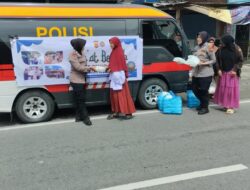 Polisi Bagi Nasi Gratis Untuk Warga Bener Meriah