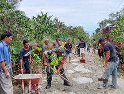 Tambal Jalan Berlubang, Babinsa Bersama Warga Rame-rame Bergotong Royong