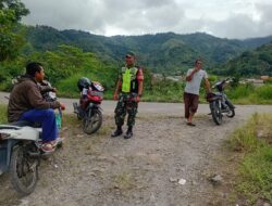 Wujud Kepedulian Babinsa Melaksanakan Kegiatan Komsos di Kampung Tirmiara