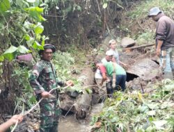 Babinsa Koramil 05/Permata Bersama Warga Kerja Bakti Bersihkan Saluran Air