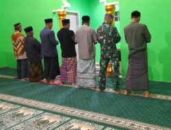 Tingkatkan Kegiatan Keagamaan Bersama Warga Binaan, Babinsa Melaksanakan Sholat Subuh Berjamaah