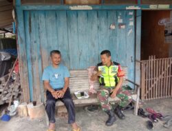Babinsa Koramil 08/SN Komsos Bersama Warga Desa Mekar Indah