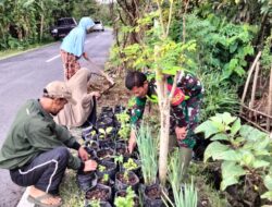 Jadikan Desa Bersih Dan Indah, Babinsa Komsos Bersama Ibu-ibu