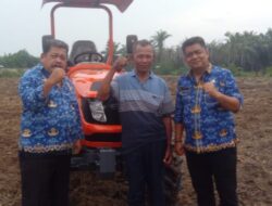 Dinas Pertanian Labuhanbatu Serahkan Bantuan Tracktor Kepada TMI
