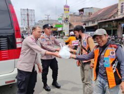 Polres Bener Meriah Berbagi Kebaikan di Jumat Berkah, Bagikan Nasi Kotak Gratis Kepada Warga.